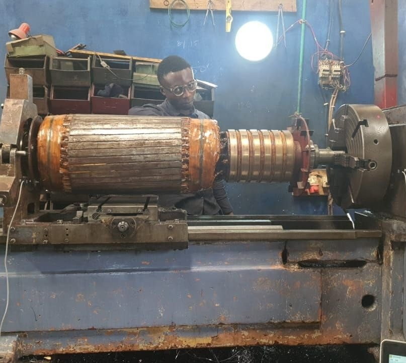 Balanceren van de rotor van een grote elektromotor: een ingenieur voert de dynamische balanceerprocedure uit op een gespecialiseerde machine
