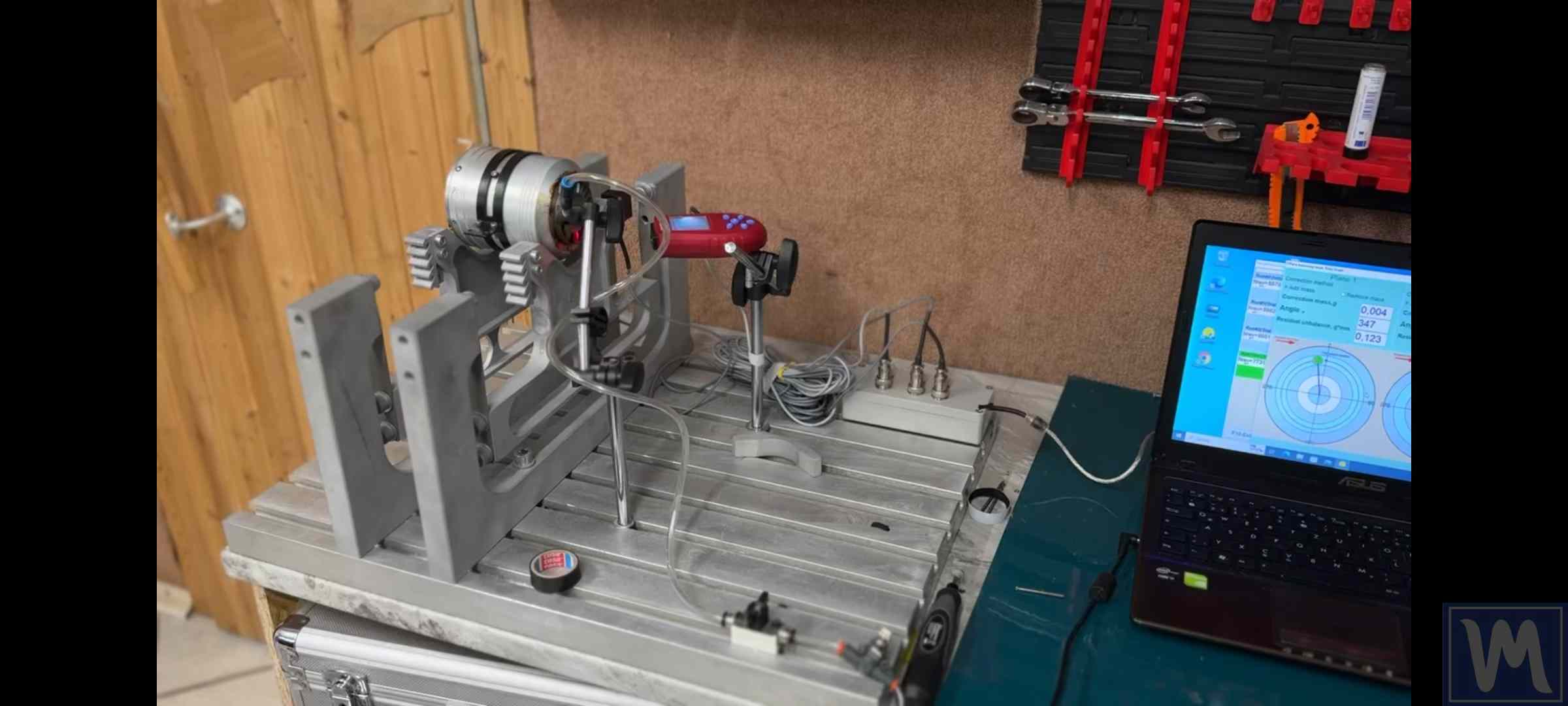 Stoomturbinerotor op een balanceermachine in een werkplaats