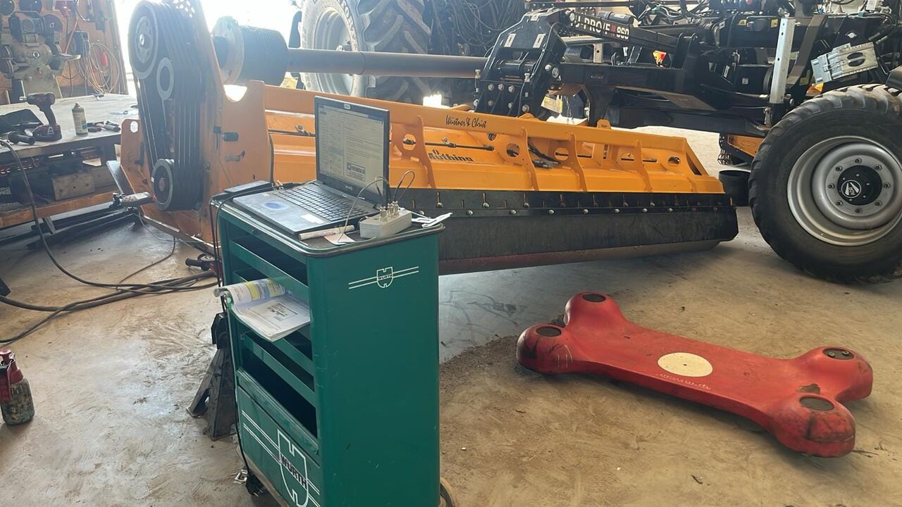 Balanset-1A balanceerinstrument in gebruik tijdens het balanceren van een klepelmaaier