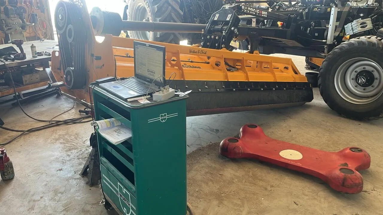 Balanset-1A-balanceerinstrument in gebruik tijdens het balanceren van een klepelmaaier