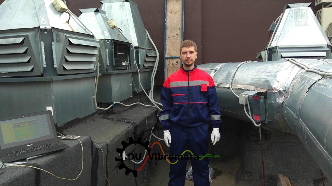 Balanceergewichten worden op de ventilatorwaaier aangebracht