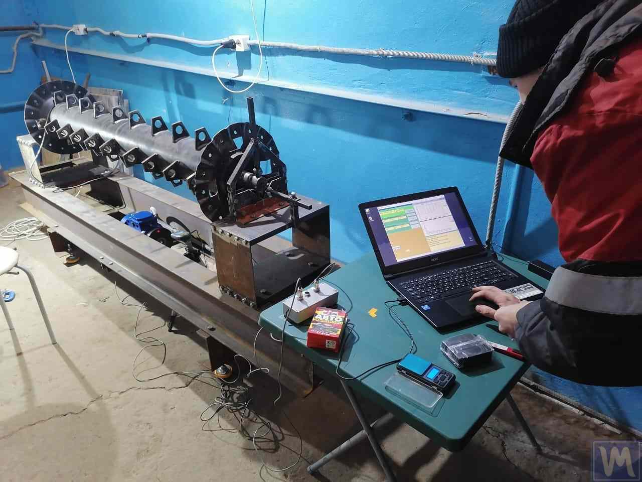 Voorbeeld van een gemoderniseerde balanceermachine met het Balanset-1A OEM systeem.
